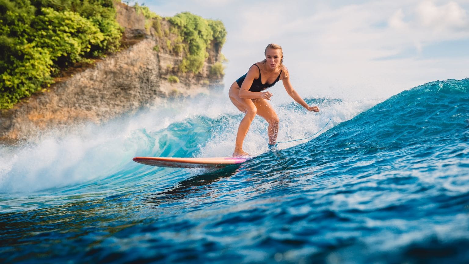 Beginner student in a surf school in Santa Teresa, showing proper surfing techniques.