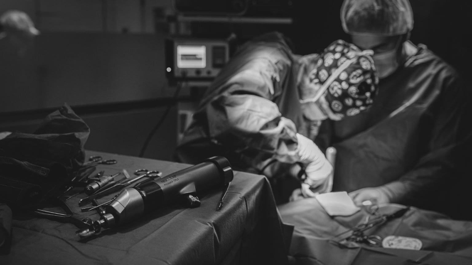 Cirujanos veterinarios realizando intervención ortopédica avanzada en clínica especializada.