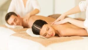 Persona eligiendo entre masaje relajante y masaje terapéutico en un entorno de bienestar y salud integral.