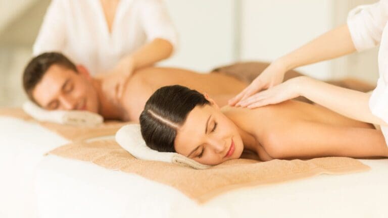 Persona eligiendo entre masaje relajante y masaje terapéutico en un entorno de bienestar y salud integral.