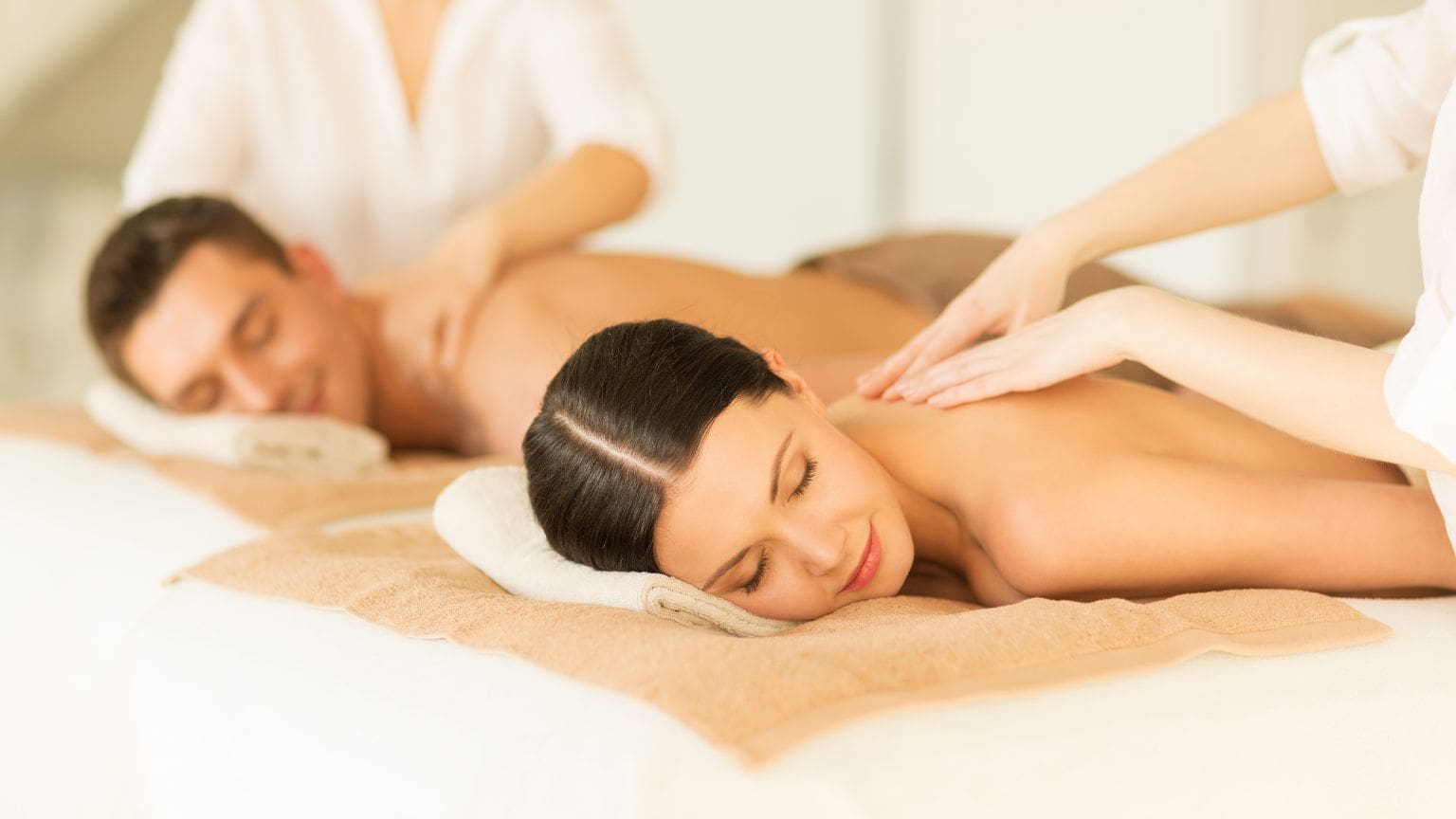 Persona eligiendo entre masaje relajante y masaje terapéutico en un entorno de bienestar y salud integral.