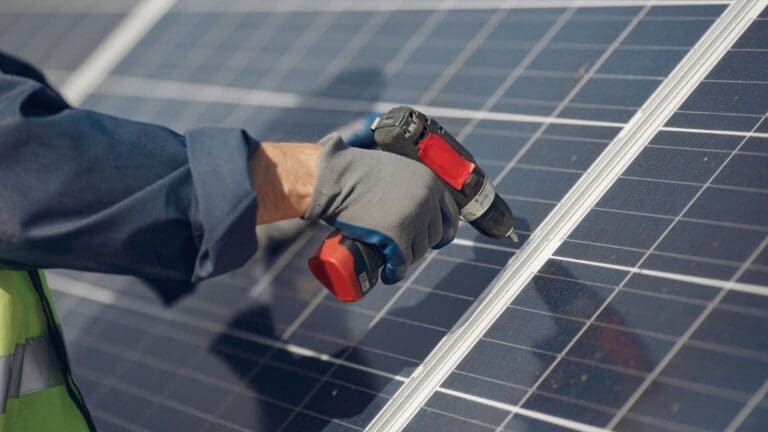 Hombre instalando paneles solares dentro de una reforma integral en Madrid.