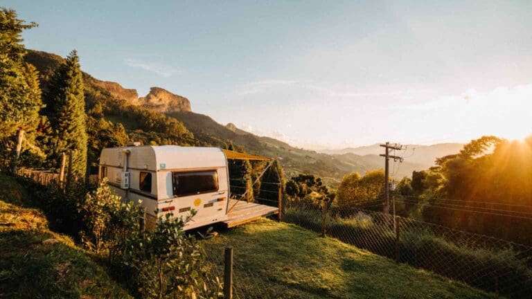 Caravana aparcada en un entorno natural al atardecer, simbolizando tranquilidad y planificación en una ruta por Valencia en autocaravana.