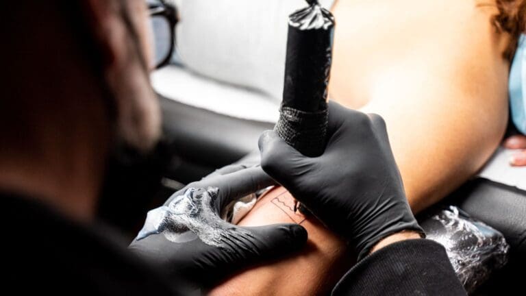 ¿Cómo saber si los tatuajes fine line son para ti?