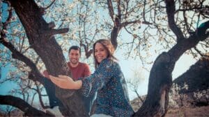 Pareja sonriente durante una sesión de fotos de preboda en la naturaleza, mostrando la conexión y naturalidad recomendadas al elegir un fotógrafo de bodas adecuado.