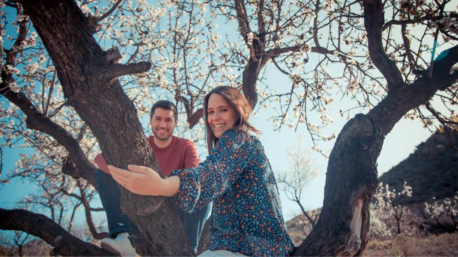 Pareja sonriente durante una sesión de fotos de preboda en la naturaleza, mostrando la conexión y naturalidad recomendadas al elegir un fotógrafo de bodas adecuado.