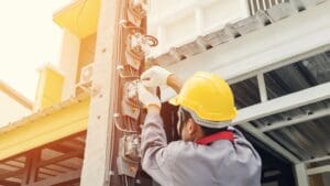 ¿Cuándo llamar a un electricista urgente en Tenerife?