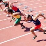 Atletas iniciando una carrera en pista, ejemplo del rendimiento que exige un equipamiento técnico adecuado disponible en tiendas de deportes en Zaragoza.