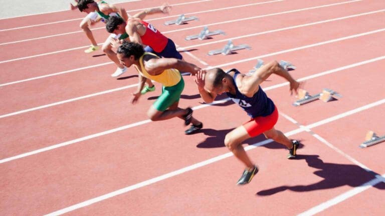 Atletas iniciando una carrera en pista, ejemplo del rendimiento que exige un equipamiento técnico adecuado disponible en tiendas de deportes en Zaragoza.