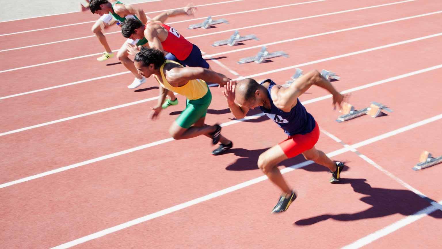 Atletas iniciando una carrera en pista, ejemplo del rendimiento que exige un equipamiento técnico adecuado disponible en tiendas de deportes en Zaragoza.
