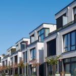 Vivienda colectiva sostenible en Madrid con diseño moderno, zonas verdes y espacios comunitarios que promueven el confort y la eficiencia energética.