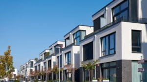 Vivienda colectiva sostenible en Madrid con diseño moderno, zonas verdes y espacios comunitarios que promueven el confort y la eficiencia energética.