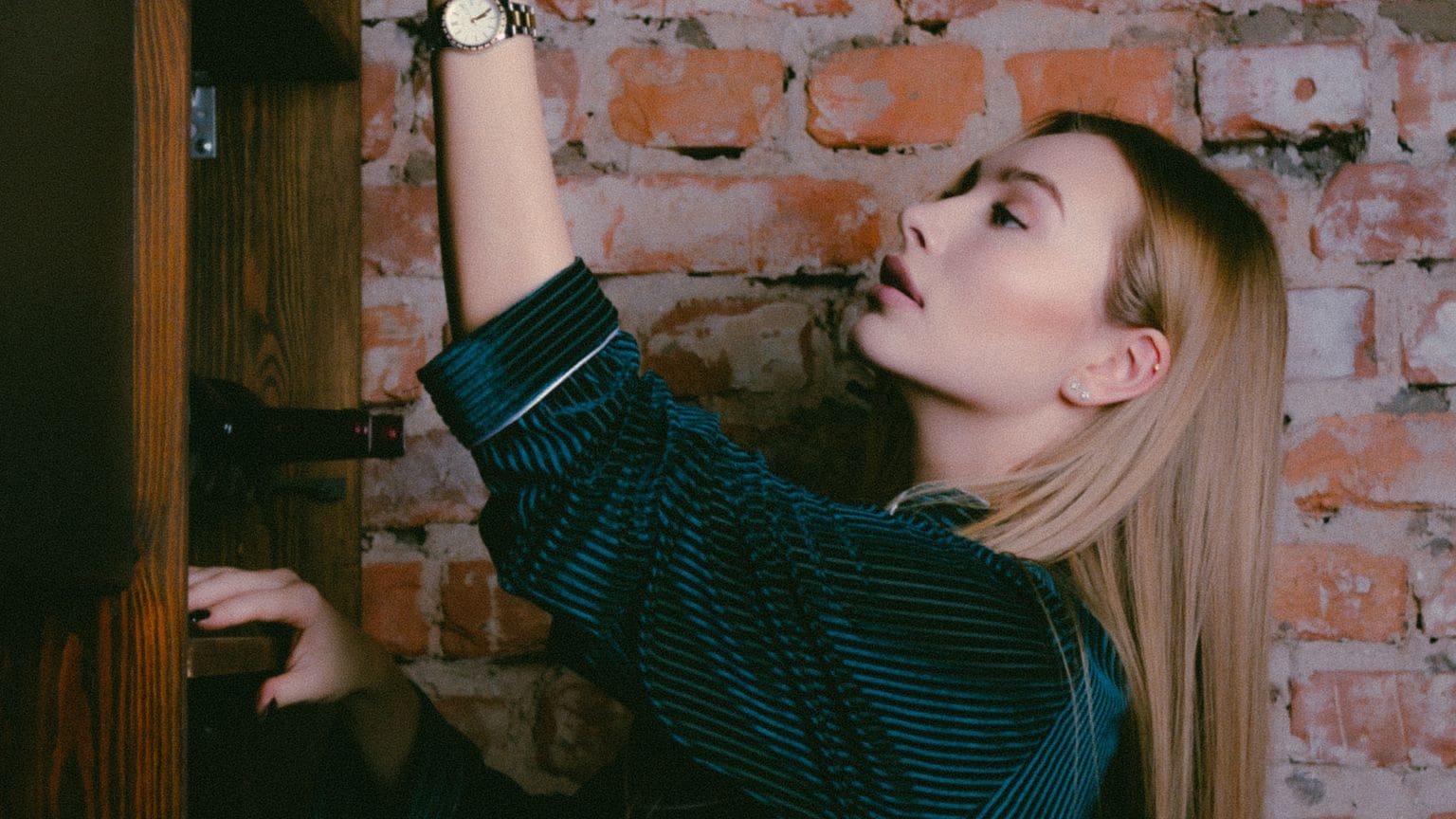 Vinoteca casera con botellas de vino organizadas en estantería elegante dentro de un hogar moderno