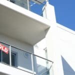 Piso moderno vendido con cartel en fachada tras aplicar consejos para vender rápido sin bajar el precio.