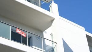 Piso moderno vendido con cartel en fachada tras aplicar consejos para vender rápido sin bajar el precio.