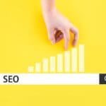 Ilustración de estrategia SEO con reloj y gráfico de crecimiento web que representa el tiempo necesario para ver resultados de posicionamiento