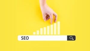 Ilustración de estrategia SEO con reloj y gráfico de crecimiento web que representa el tiempo necesario para ver resultados de posicionamiento