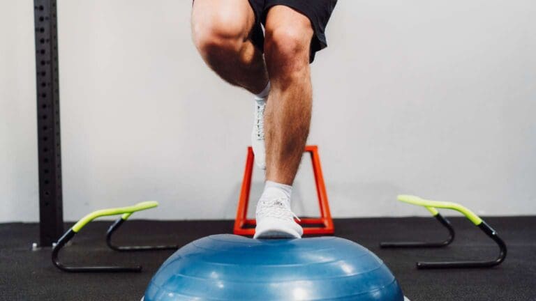 Persona entrenant l’equilibri sobre una base inestable en un centre d’entrenament.