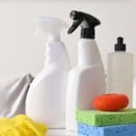Envases reutilizables con productos de limpieza a granel sobre una encimera