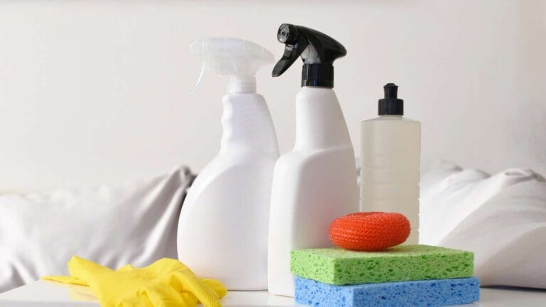 Envases reutilizables con productos de limpieza a granel sobre una encimera