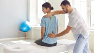 Fisioterapeuta realizando tratamiento de espalda a paciente en centro de fisioterapia en San Lorenzo de El Escorial
