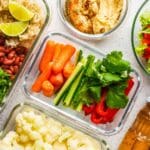 Platos de comida vegana artesanal presentados con ingredientes naturales y coloridos