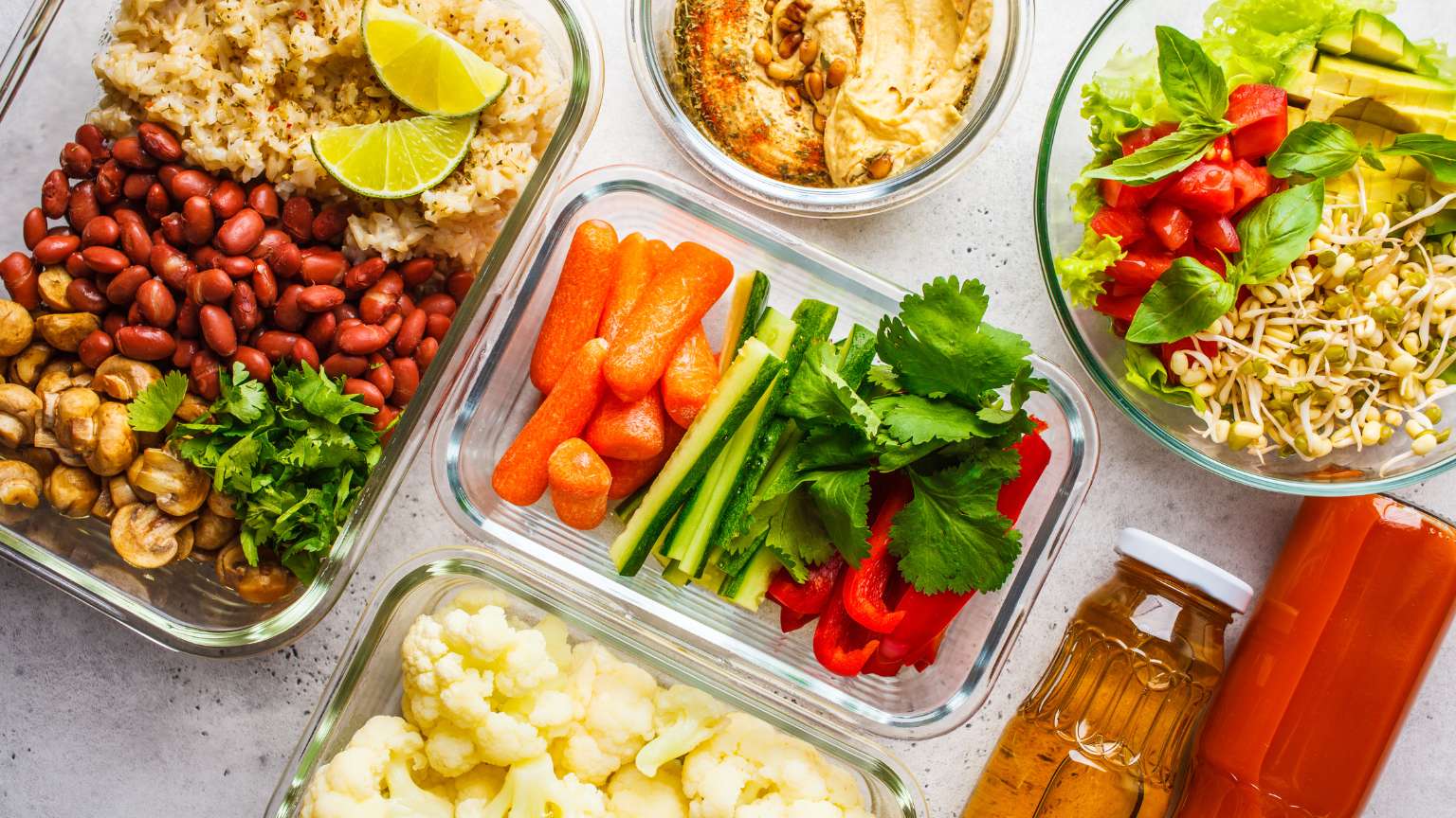 Platos de comida vegana artesanal presentados con ingredientes naturales y coloridos