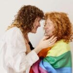 Pareja homosexual celebrando su unión simbólica en un espacio íntimo.
