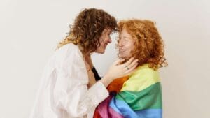 Pareja homosexual celebrando su unión simbólica en un espacio íntimo.