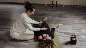 Mujer en etapa postparto realizando ejercicios hipopresivos para recuperar el abdomen y fortalecer el suelo pélvico con acompañamiento fisioterapéutico