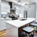 Cocina reformada con acabados modernos que refleja una reforma integral bien ejecutada sin errores ocultos