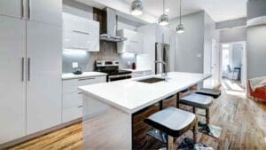 Cocina reformada con acabados modernos que refleja una reforma integral bien ejecutada sin errores ocultos