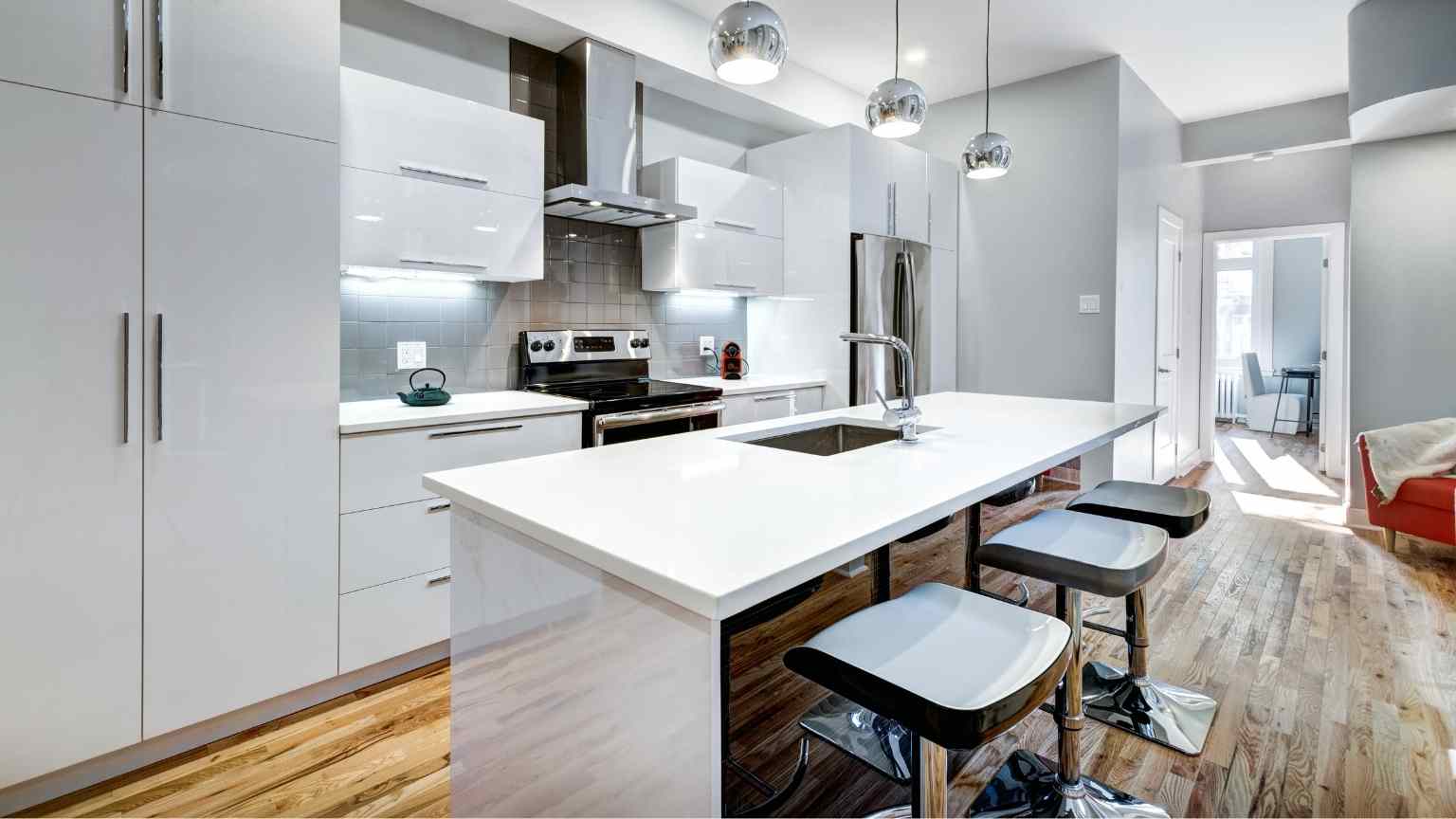 Cocina reformada con acabados modernos que refleja una reforma integral bien ejecutada sin errores ocultos