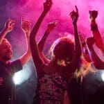 Diseño escénico creativo con luces y estructuras en diseño de eventos en Barcelona