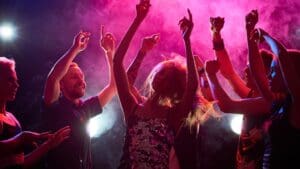 Diseño escénico creativo con luces y estructuras en diseño de eventos en Barcelona