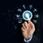 Mano interactuando con iconos digitales de telecomunicaciones y tecnología empresarial