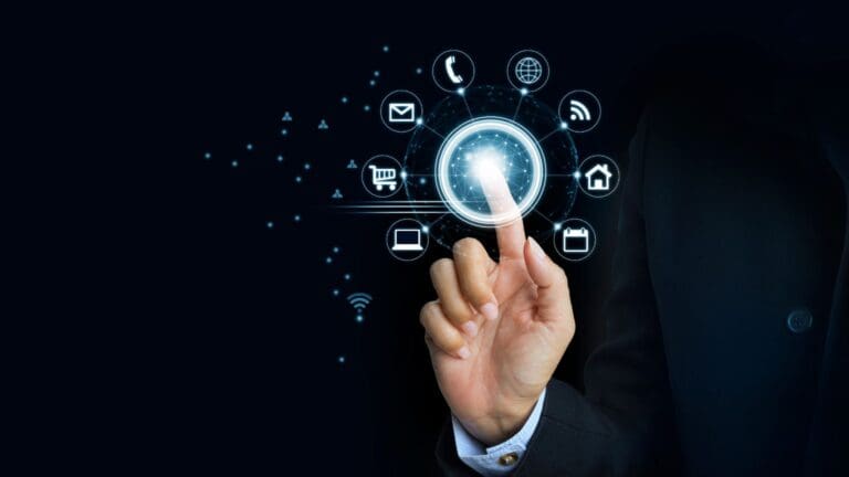 Mano interactuando con iconos digitales de telecomunicaciones y tecnología empresarial