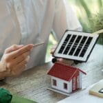 Profesionales revisando soluciones de consultoría energética para optimizar el consumo en una empresa industrial moderna