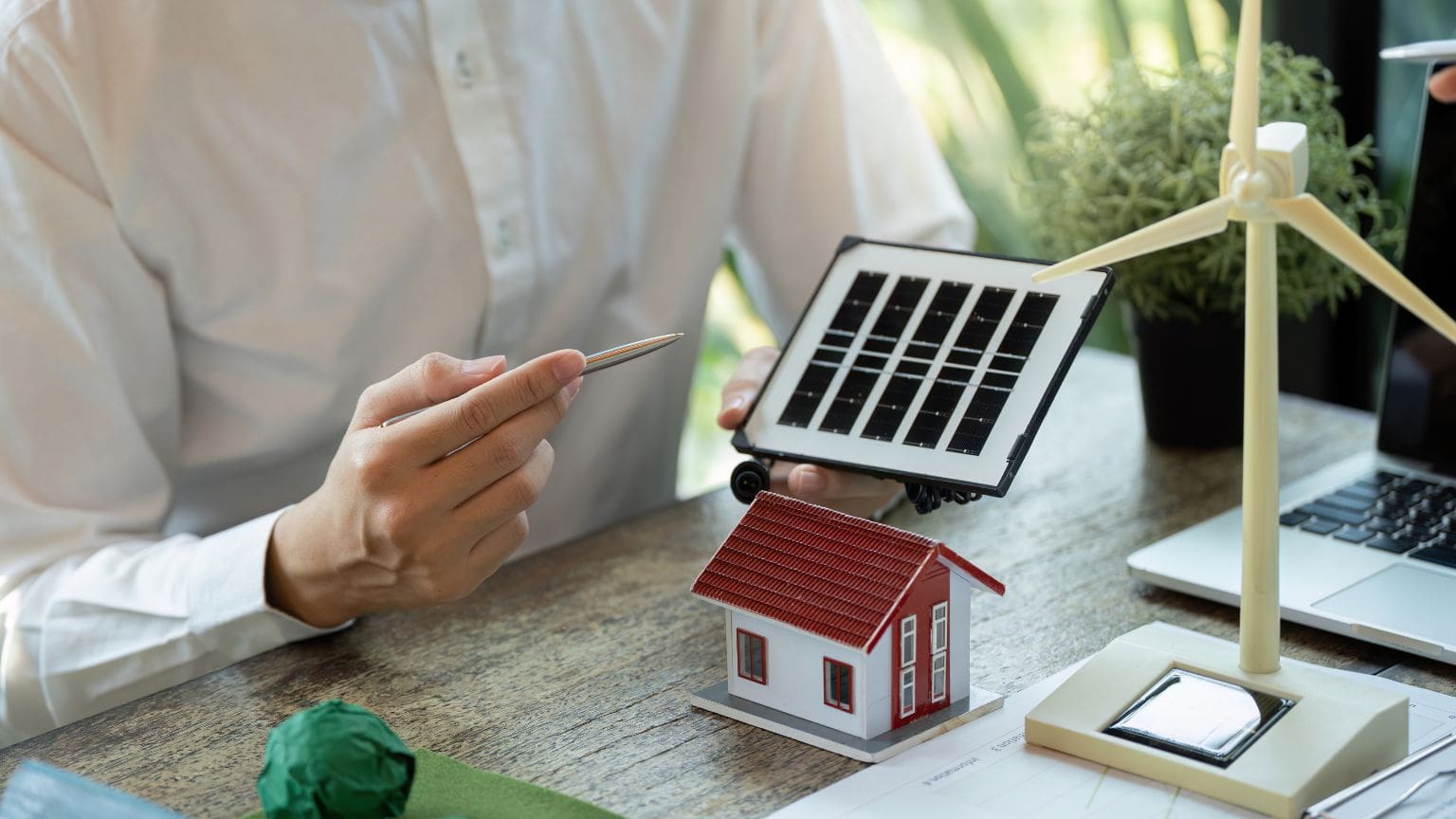 Profesionales revisando soluciones de consultoría energética para optimizar el consumo en una empresa industrial moderna