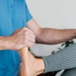 Ejercicio terapéutico guiado por fisioterapeuta profesional.