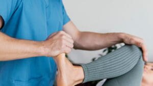 Ejercicio terapéutico guiado por fisioterapeuta profesional.
