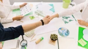 Técnicos revisando planos en una nave industrial durante el desarrollo de un proyecto con requisitos de licencia ambiental en Cataluña.