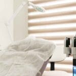 Interior moderno de clínica estética en Marbella con aparatología avanzada de medicina estética, representando innovación, confianza y referencia internacional en tratamientos estéticos.