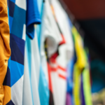 Primer plano de camisetas mostrando cómo detectar camisetas oficiales fútbol europeo