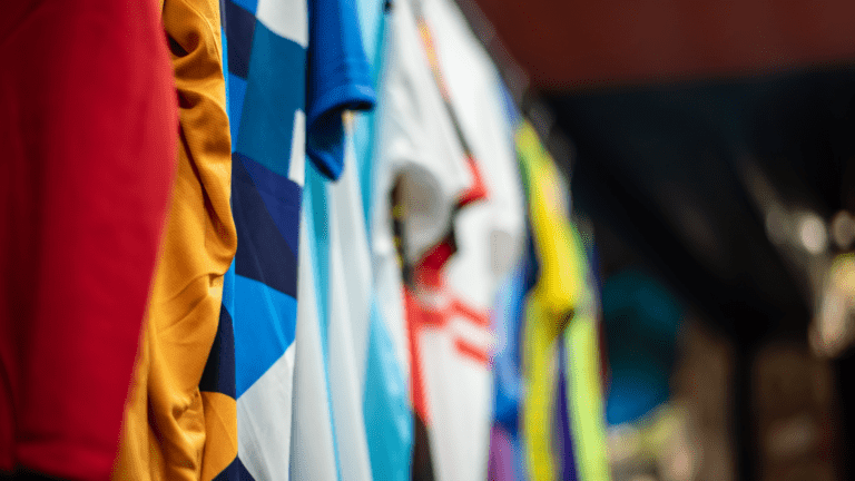 Primer plano de camisetas mostrando cómo detectar camisetas oficiales fútbol europeo