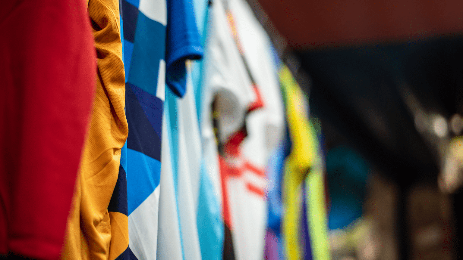 Primer plano de camisetas mostrando cómo detectar camisetas oficiales fútbol europeo