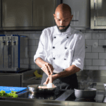 Chef privado preparando un menú personalizado
