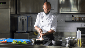 Chef privado preparando un menú personalizado
