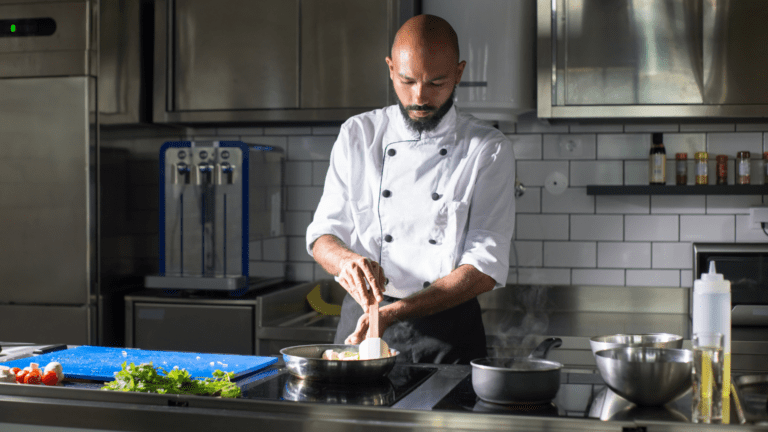 Chef privado preparando un menú personalizado