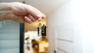 Agente inmobiliario mostrando una propiedad a clientes internacionales en España